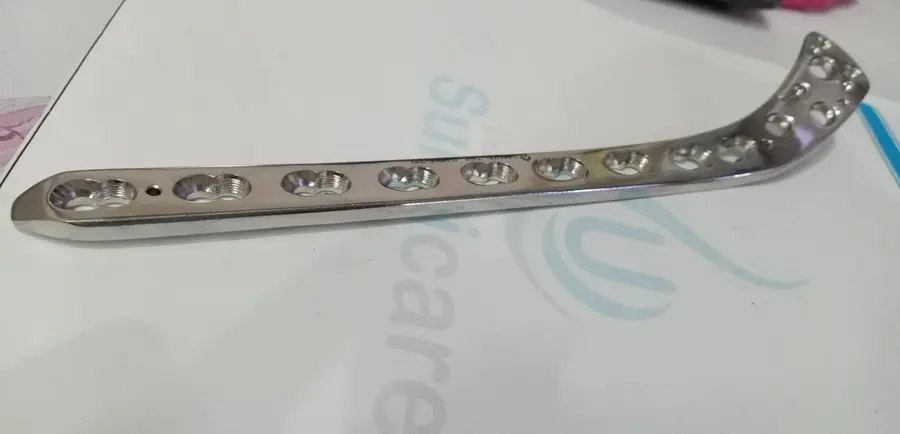 Locking hook plate